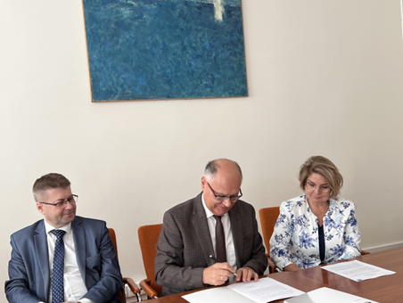 Od lewej: prof. dr hab. Paweł Grata, Prorektor ds. Kolegium Nauk Humanistycznych; JM prof. dr hab. Sylwester Czopek, Rektor UR;  prof. dr hab. Elżbieta Feret, Prorektor ds. Kolegium Nauk Społecznych