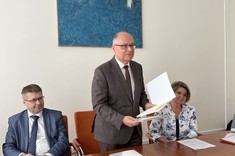 Od lewej: prof. dr hab. Paweł Grata, Prorektor ds. Kolegium Nauk Humanistycznych; JM prof. dr hab. Sylwester Czopek, Rektor UR;  prof. dr hab. Elżbieta Feret, Prorektor ds. Kolegium Nauk Społecznych