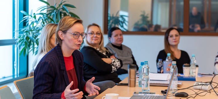 Prowadząca szkolenie mgr Ewa Stoecker oraz uczestnicy szkolenia, fot. A. Surowiec 